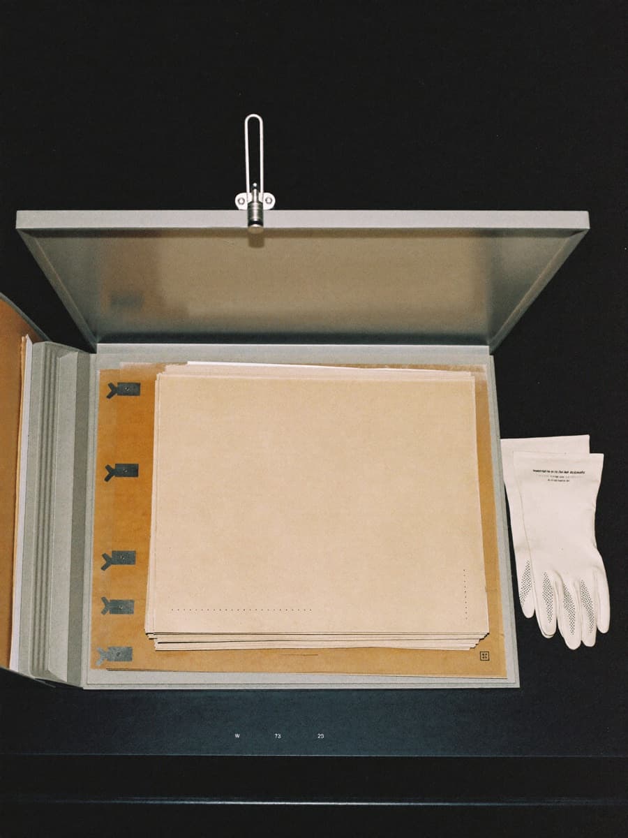 Patron Round folio - gloves mandatory