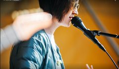 Julia Smiles unplugged at The Yellow Door